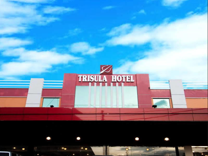 Urbanview Trisula Hotel Macáçar Exterior foto